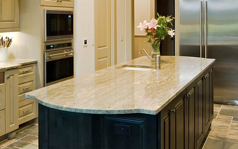 /img/gallery/White-Granite-Countertops-mixed-Cabinets-island.jpg