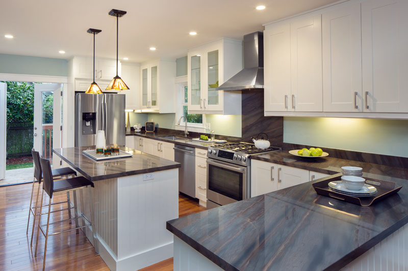 /img/gallery/dark-granite-white-cabinets.jpg