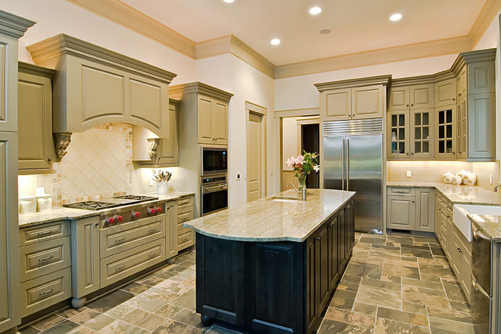 /img/gallery/granite-countertops-mixed-cabinets.jpg